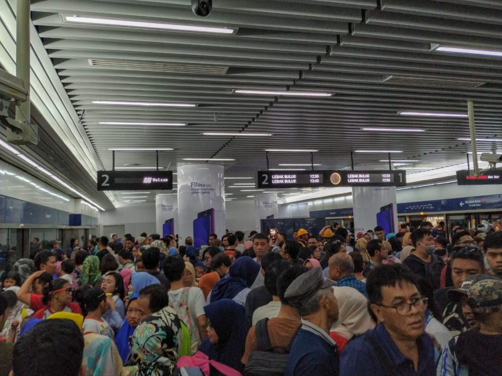 Warga Jakarta Coba MRT