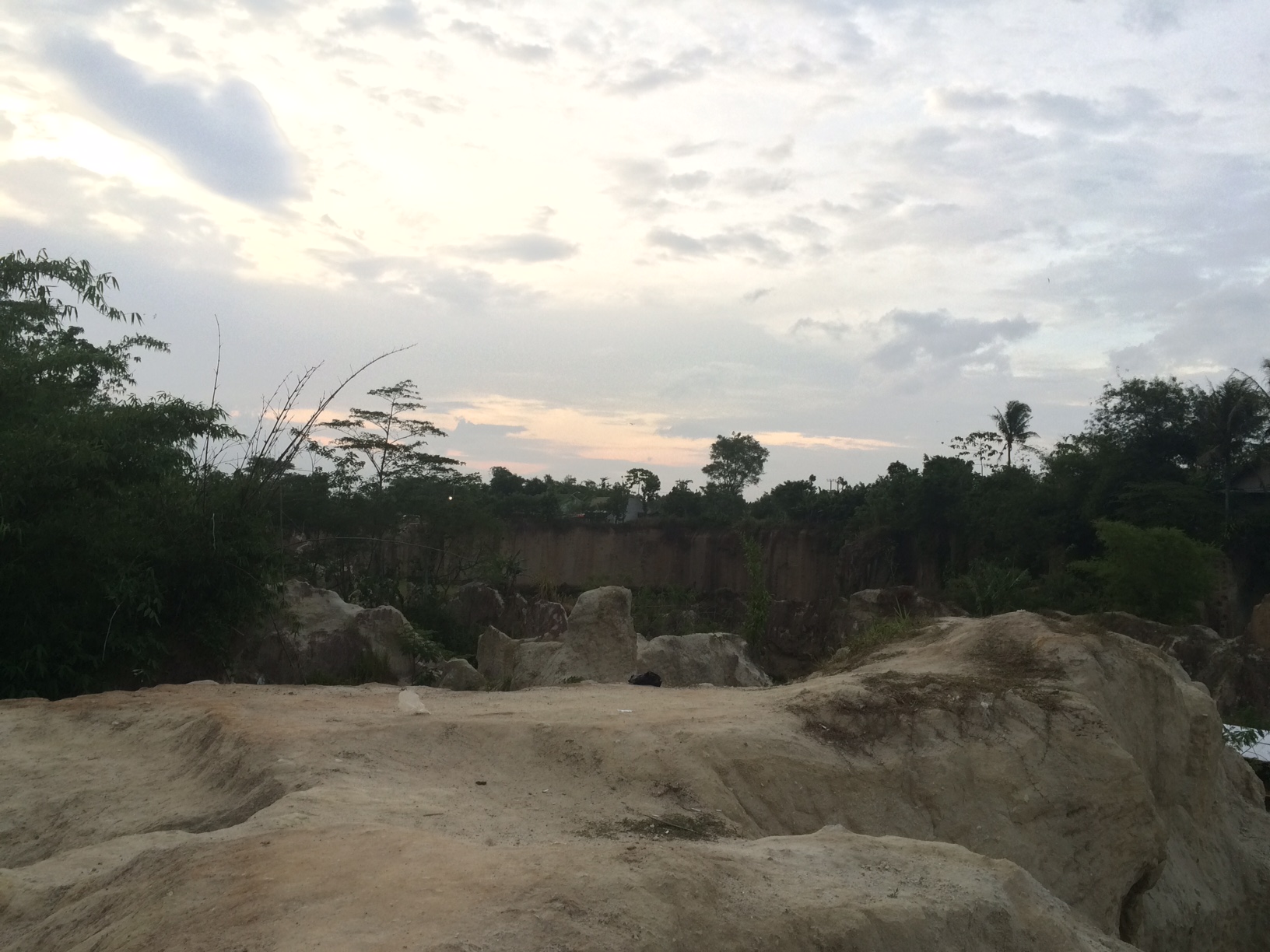 Trip Traveling Liburan Ke Tebing Koja Kandang Godzilla Cisoka Tangerang Banten