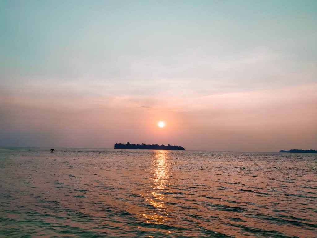 Sunset Di Pulau Melinjo Yang Tak Berpenghuni